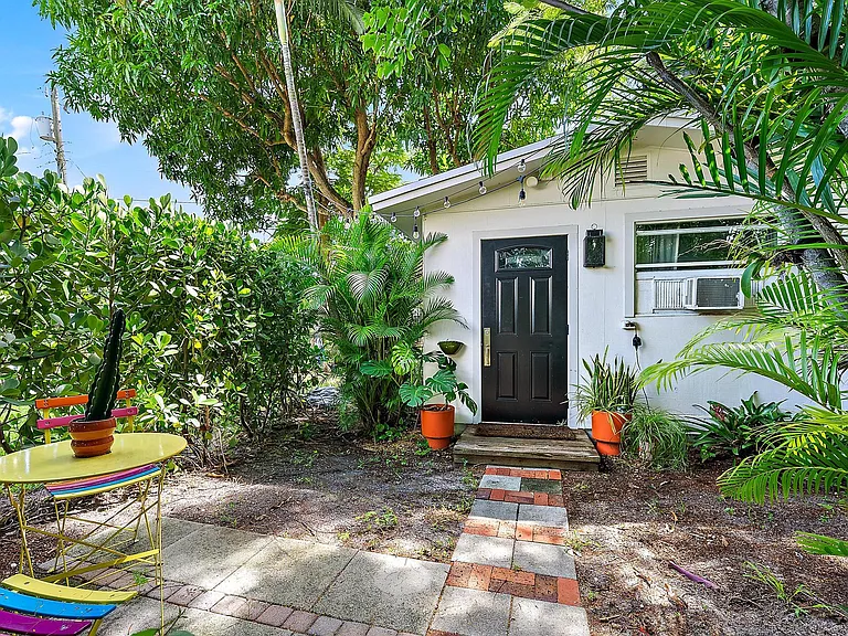328 Hawthorne Dr — Photo 2