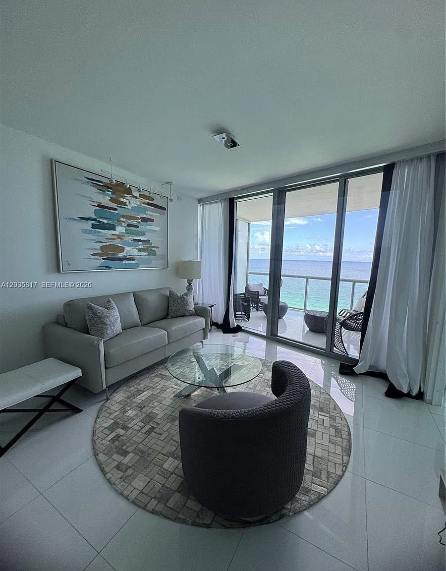 Jade Ocean Condo — Photo 3