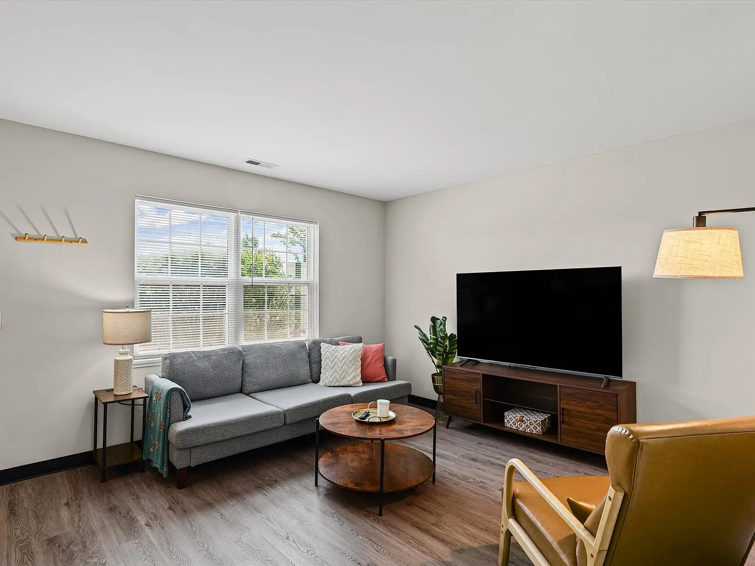 2 bed, 730 sqft, $725 — Photo 1