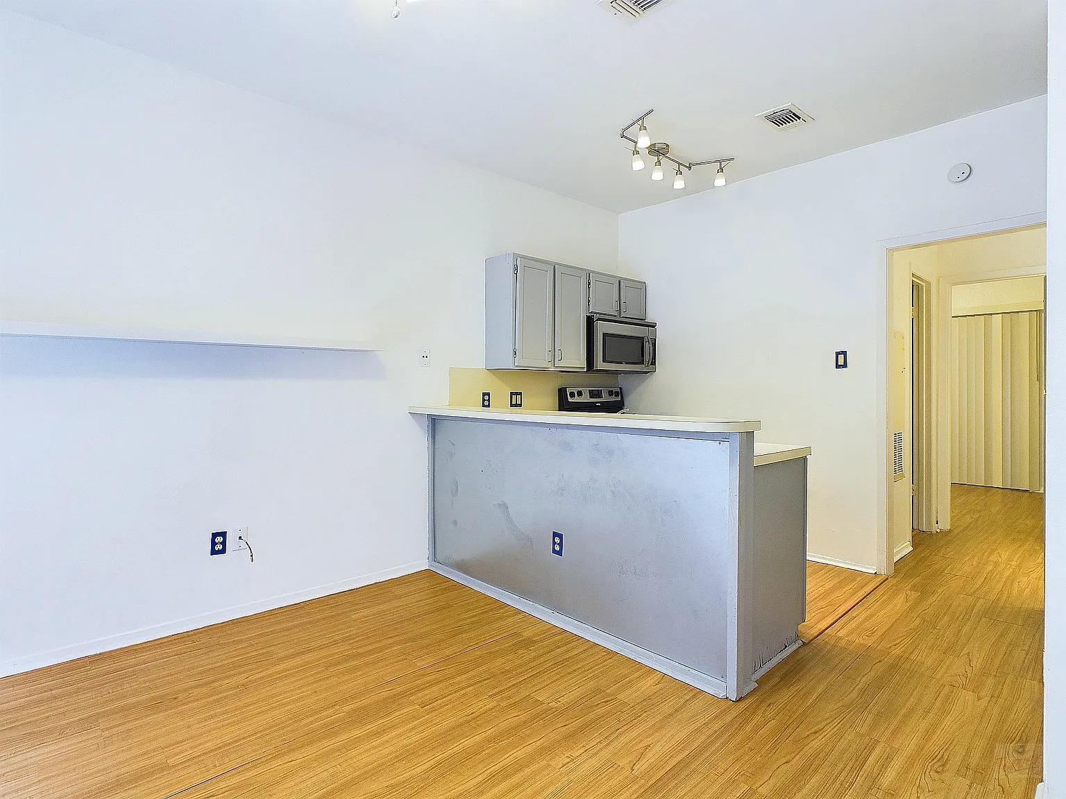 2210 Pearl St Apt 204 — Photo 2