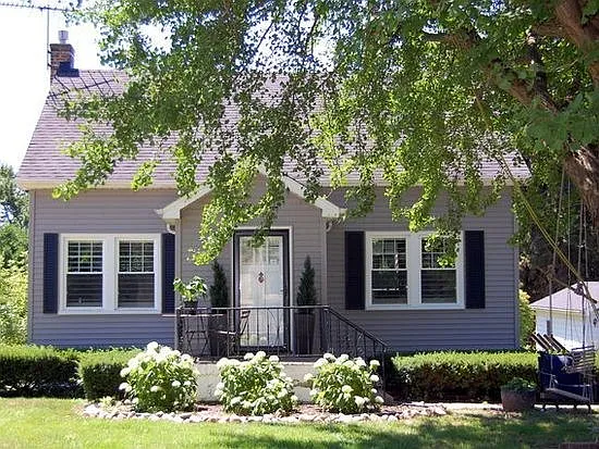 1947 Hitchcock Ave photo 1