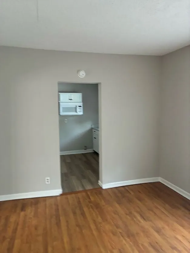 3 bed, 1350 sqft, $925 — Photo 2