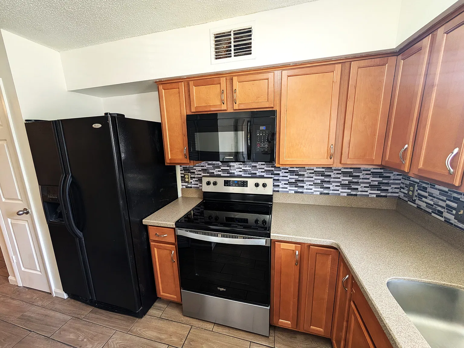 Stunning 2BD/2.5BA Oak Trail Townhome with Private Yard, Pool & Updated Kitchen! — Photo 4