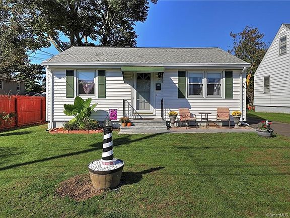 Adorable & affordable 3 bedroom home in desirable West Shore!