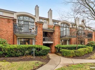 7 London Ct, Teaneck, NJ 07666