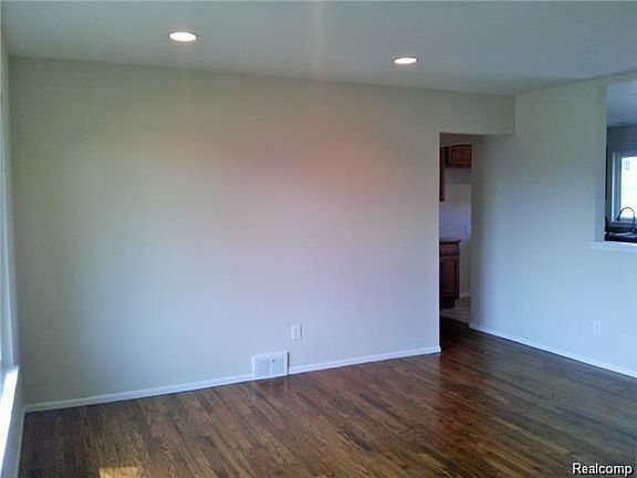 3rd image of 10654 N Oak Dr