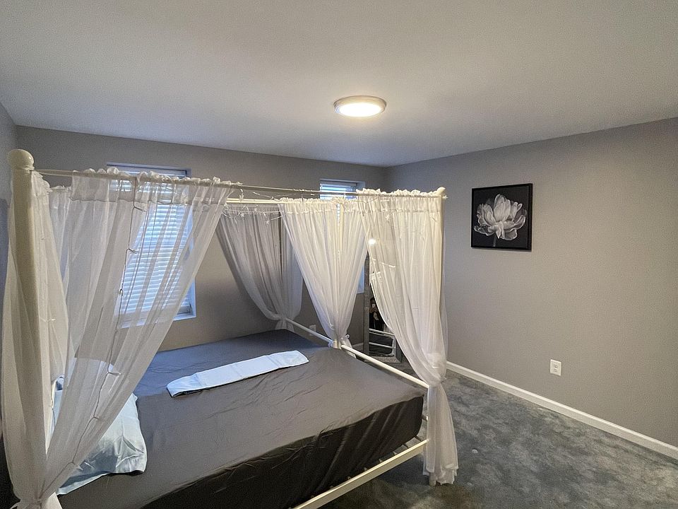 Room B / King Bed / Tv / Desk / Mirror