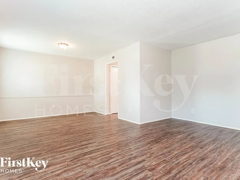 1316 Royal Oak Dr — Photo 3
