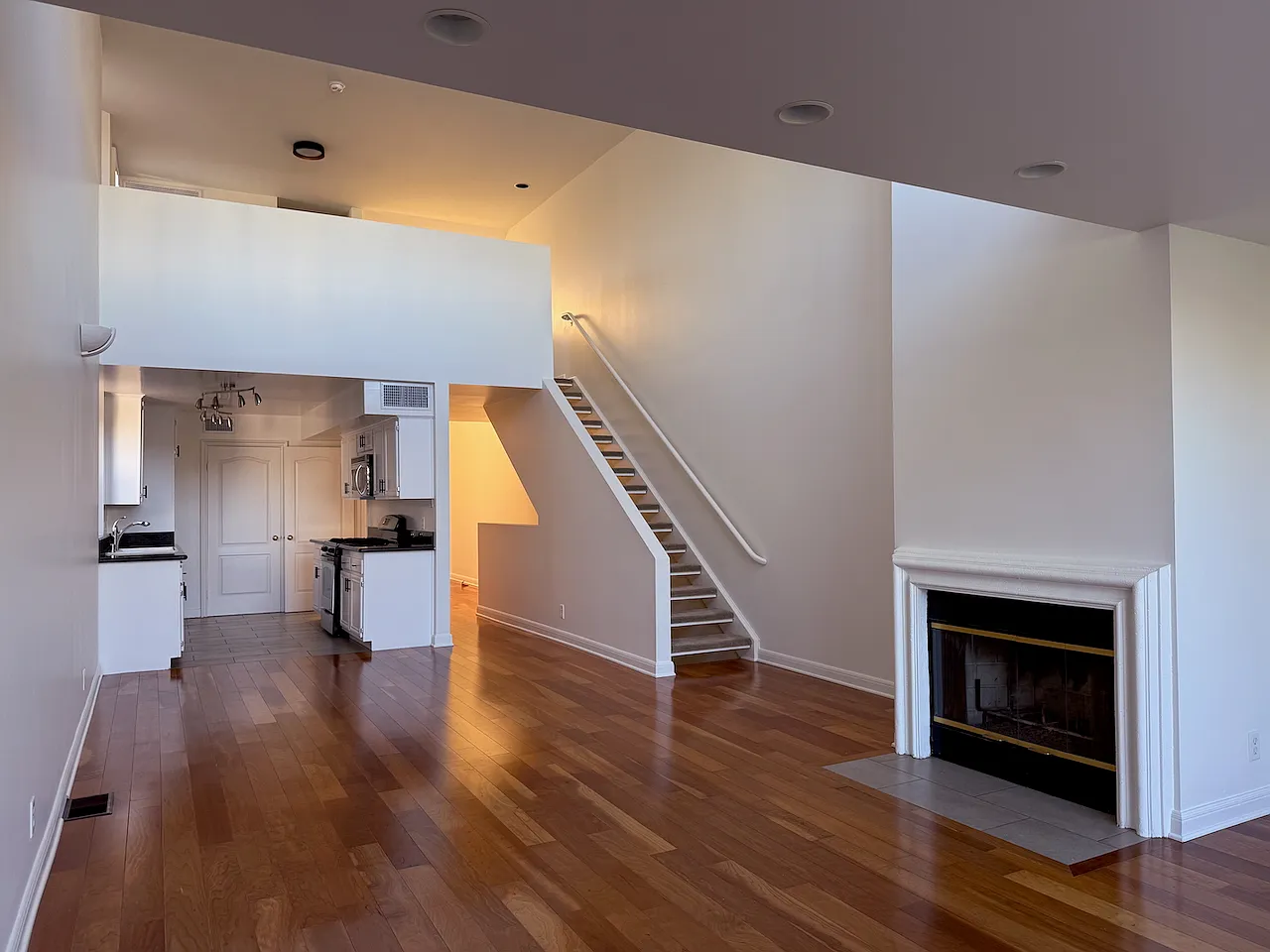 2 bed, 3.5 bath, 1975 sqft, $5,750 — Photo 4