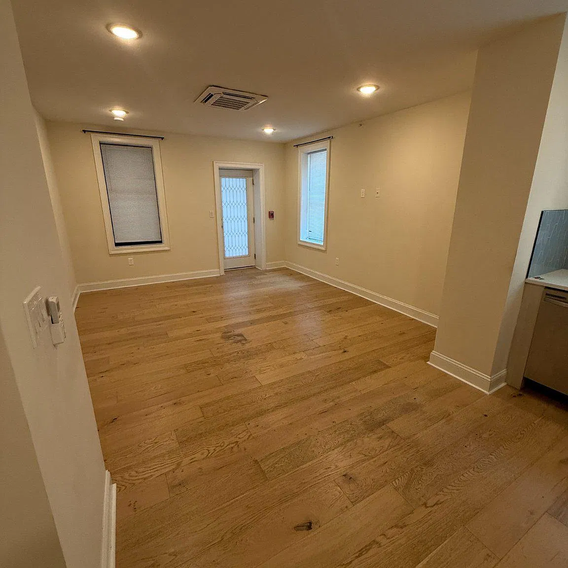 3 bed, 2.0 bath, 1199 sqft, $2,500 — Photo 3