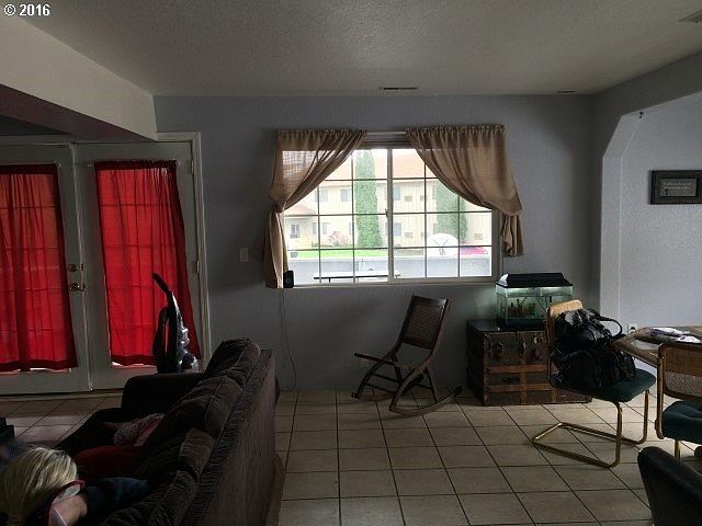2nd image of 1025 NE 3rd Ave