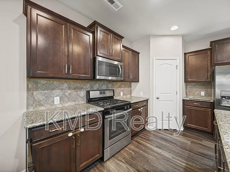 5 bed, 3.0 bath, 3135 sqft, $2,800 — Photo 2