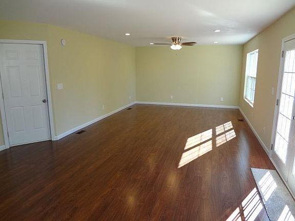 5th image of 407 Pioneer Dr