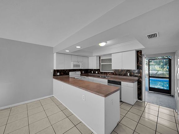 3rd image of 1407 SE 24th Ave APT 1