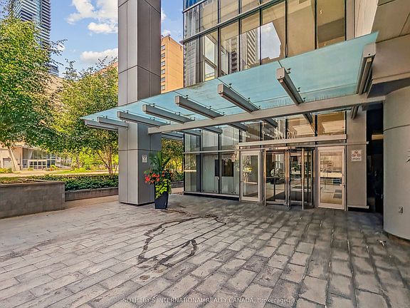 4th image of 386 Yonge St #602
