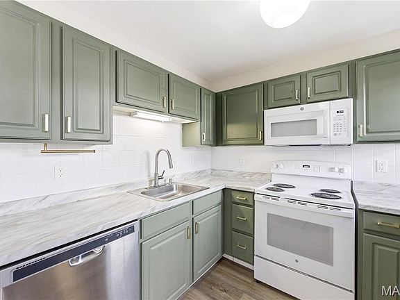3rd image of 450 Benton Dr APT D