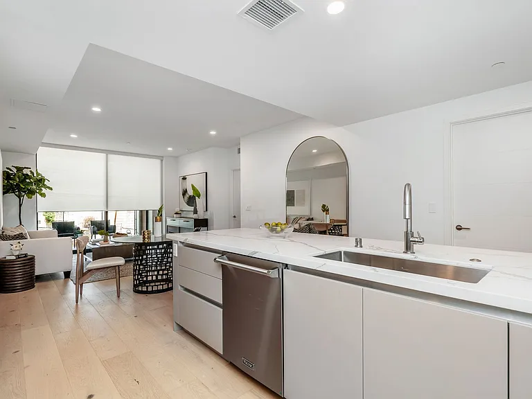Reeves Place LA — Photo 35