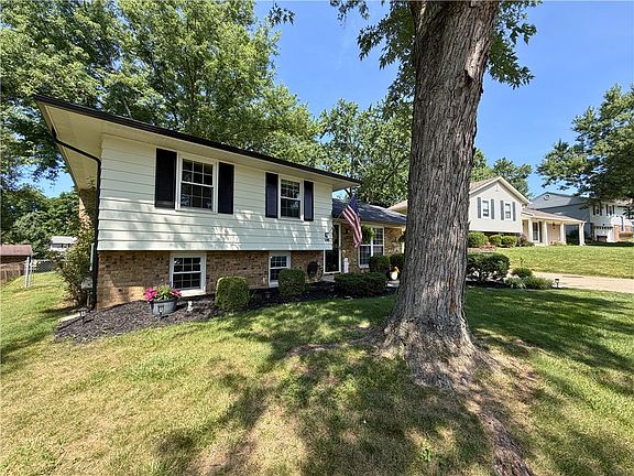 3rd image of 195 Teakwood Ln