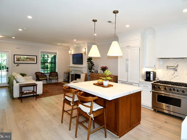 3705 35th St NW, Washington, DC 20016