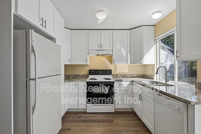 3 bed, 1.0 bath, 1496 sqft, $2,700 — Photo 3