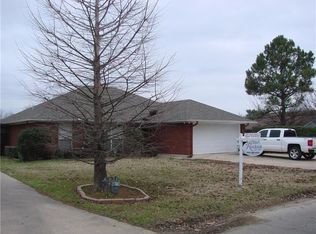 1316 S Howeth St, Gainesville, TX 76240