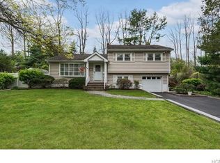 39 Pine Tree Ln, Tappan, NY 10983
