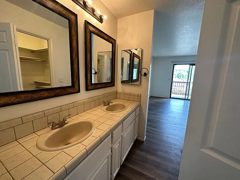 581 Ledwith Ct — Photo 17