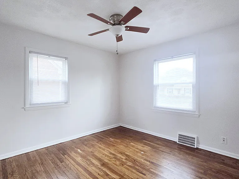 1424 Parkview Dr — Photo 6