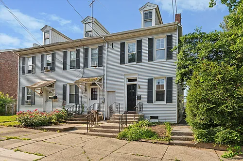 888 Queen St Photo 1