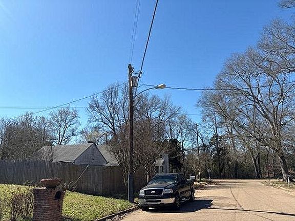 4th image of 816 Colonial Cir