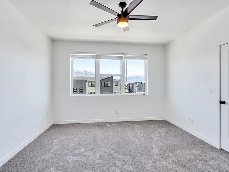 461 S 900 W — Photo 25