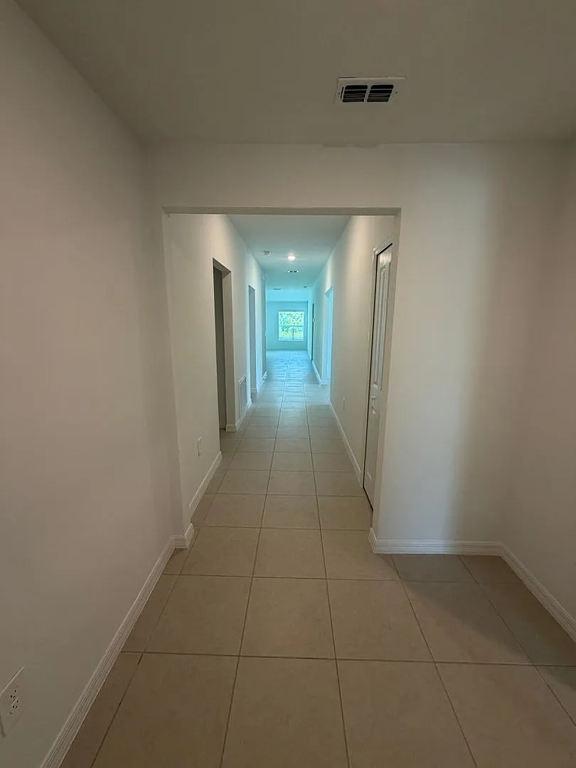 Brand new 4 Bedroom 3 Bathroom with Den — Photo 2