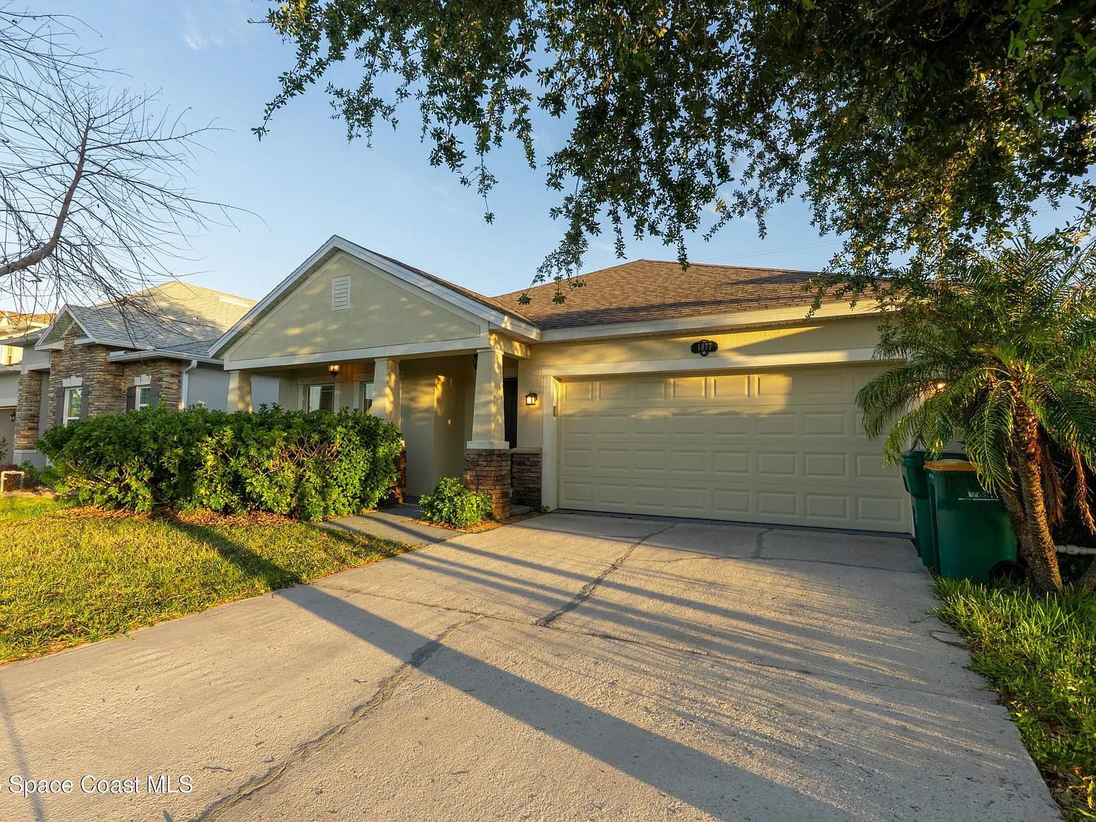 3 bed, 2.0 bath, 1976 sqft, $2,600 — Photo 2