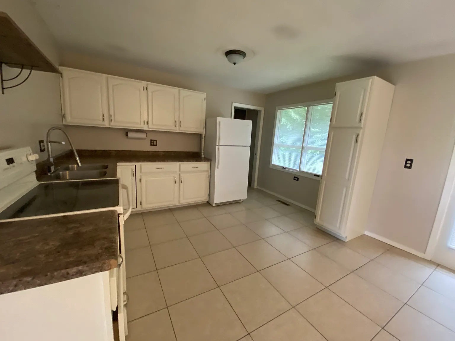 2 bed, 950 sqft, $1,275 — Photo 3