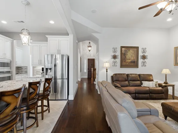 400 Ridgewood Dr, Lewisville, TX 75067