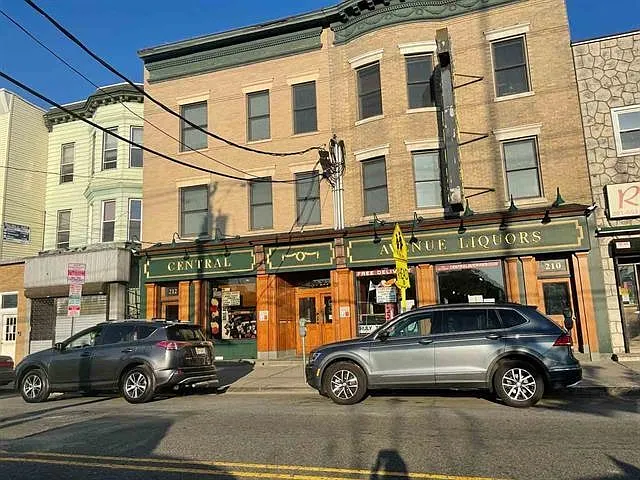 210-212 Central Ave #202