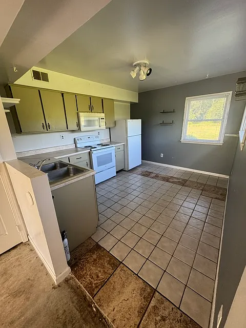 1 bed, 900 sqft, $1,000 — Photo 3