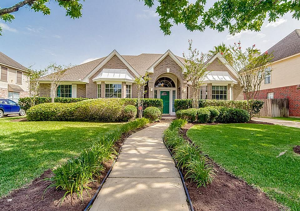 2nd image of 2114 Meadow Park Cir