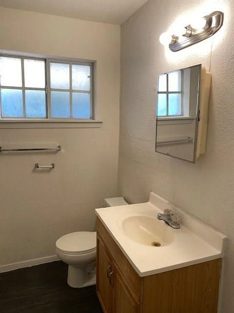 5521 Columbia Apartments — Photo 4