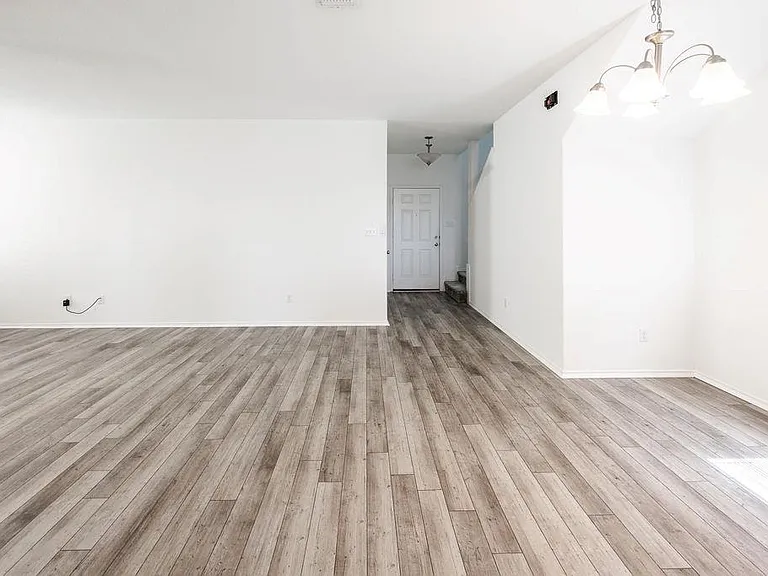 448 English Oak St — Photo 5