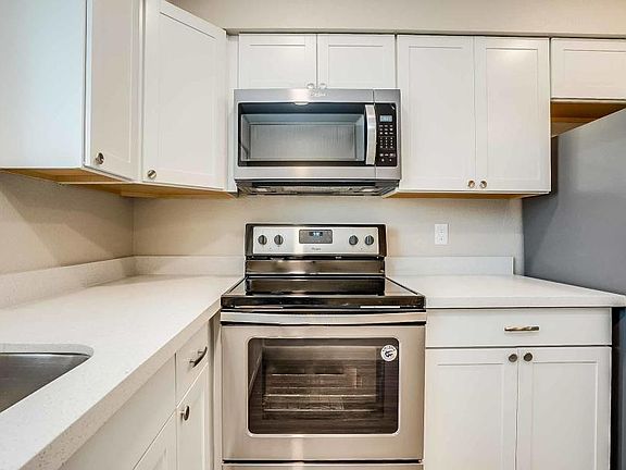 4th image of 318 E Vine Cir #101