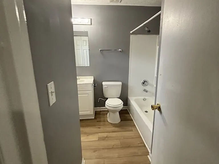 433 Woodcreek Dr — Photo 7