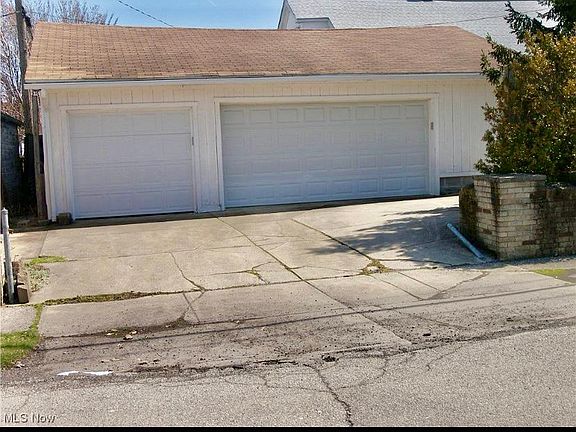 HUGE 3+ Car garage with electric