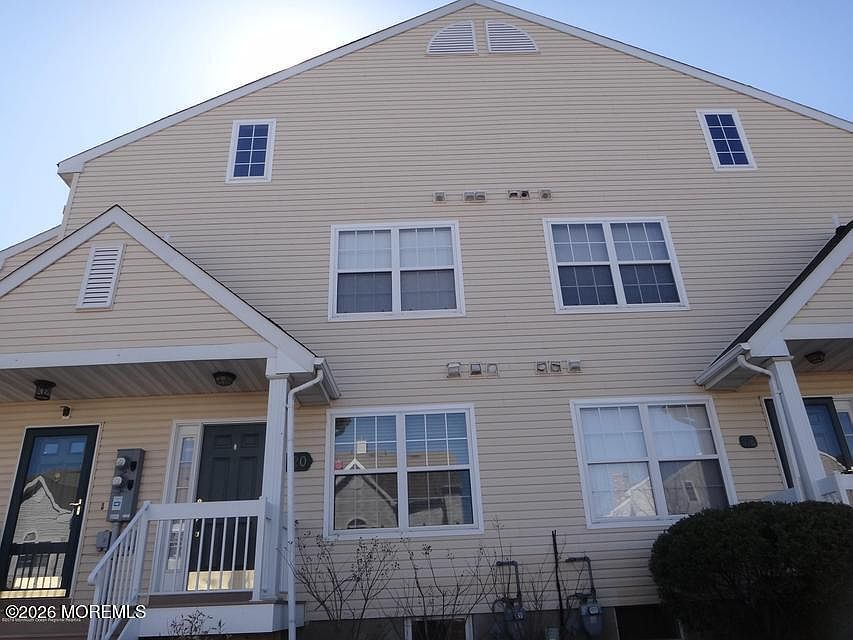 1st image of 120 Des Moines Ct
