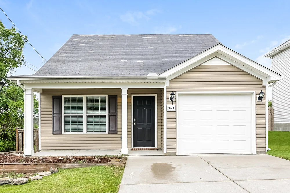 3 bed, 2.5 bath, 1392 sqft, $2,260 — Photo 1