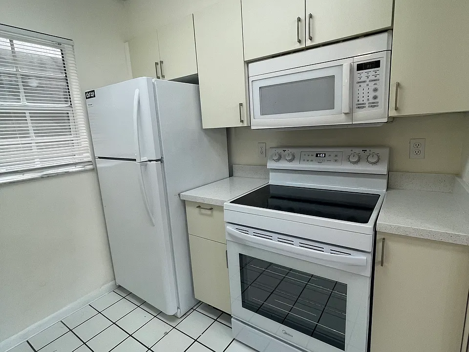 2831 N Oakland Forest Dr #206