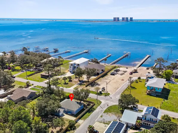 3158 Bay St, Gulf Breeze, FL 32563