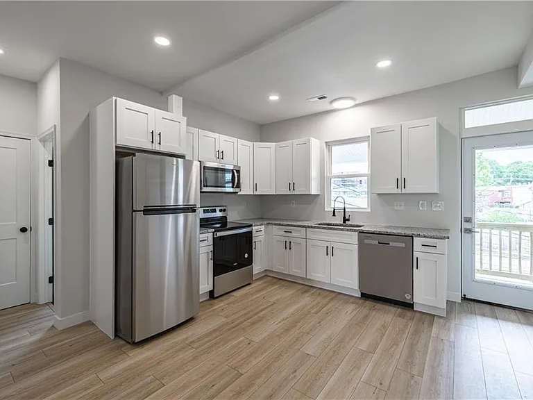 111 S Stafford Ave #B-2 — Photo 3