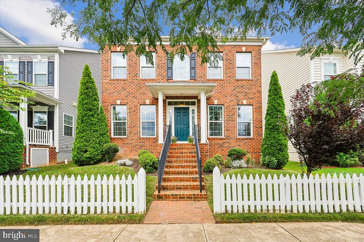 4 bed, 3.5 bath, 3708 sqft, $4,300 — Photo 1