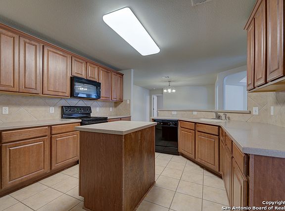 4th image of 907 Magnolia Bnd